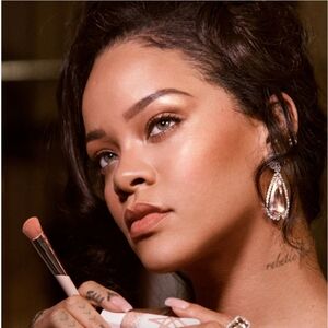 Fenty Beauty‎ Highlighter for a Radiant Finish